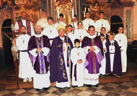 Skupinski posnetek nadškofa msgr Stanislava Zoreta z duhovniki in ministranti